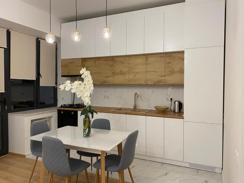 Beautiful Apartment With 3 Balconies In The Center Of يريفان المظهر الخارجي الصورة